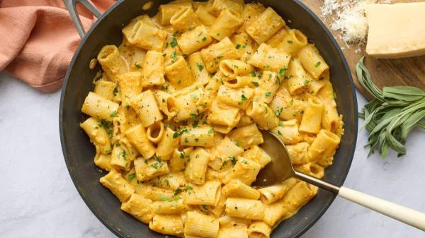 طرز تهیه پاستا کدو حلوایی با سس کرمی و پارمزان